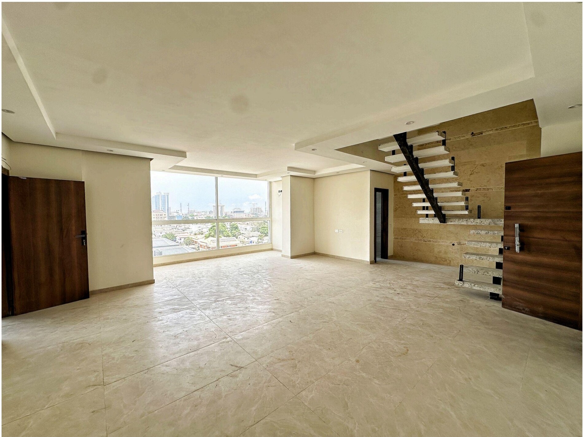 Luxury 4-Bedroom Maisonette